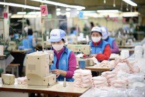 Công nhân nhà máy dệt kim Đông Xuân